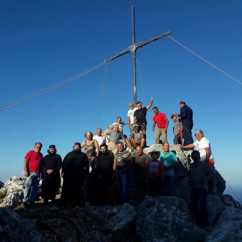 Ένας τεράστιος Σταυρός τοποθετήθηκε στην Ιερά Μονή Άτρου (εικόνες)